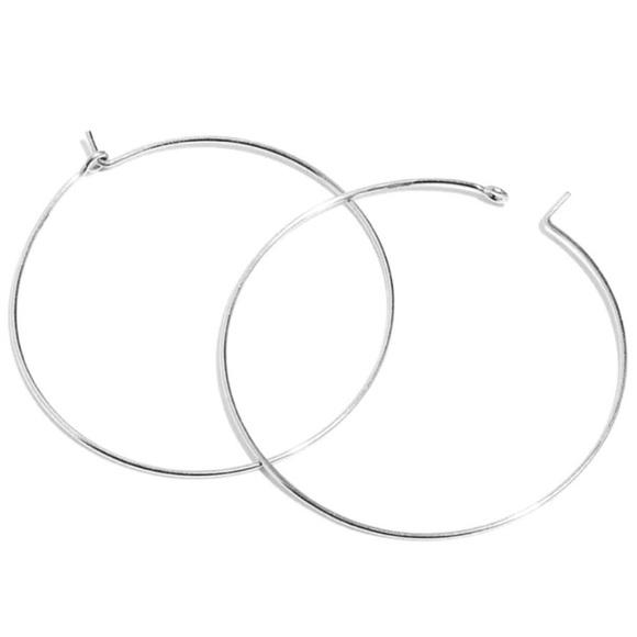 💗 Silver Wire Hoop Lightweight Earrings 1 1/2” NEW - Picture 1 of 3